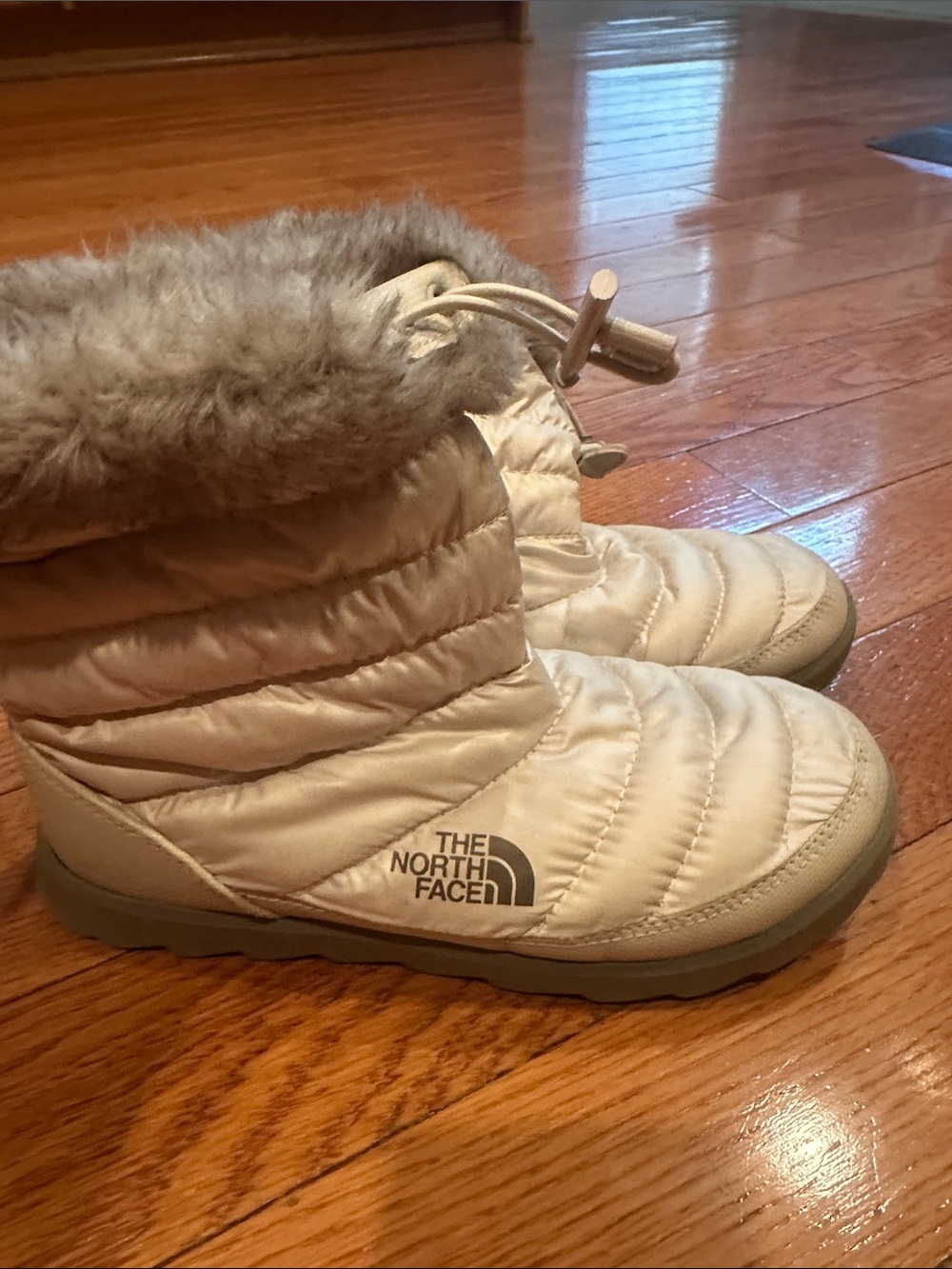 The North Face Womens size 6 Cream Quilted Faux-Fur Winter Boots EUC